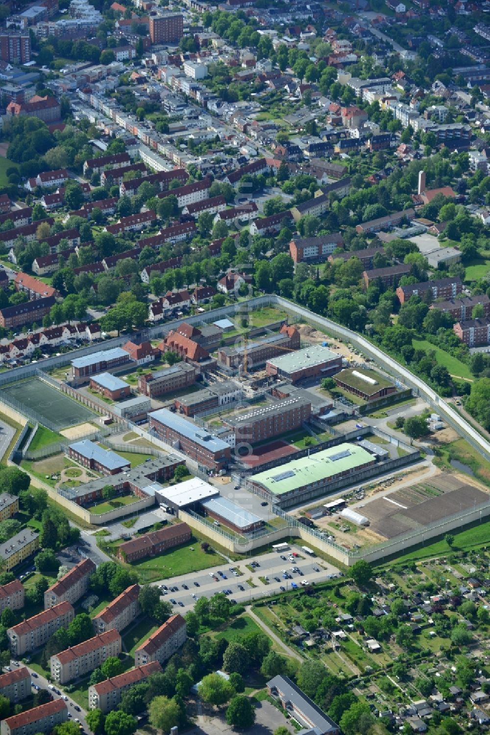 Aerial photograph Lübeck - Prison grounds and high security fence Prison in Luebeck in the state Schleswig-Holstein