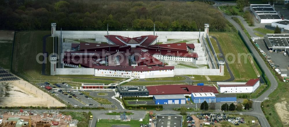 Aerial photograph Lens Vendin-le-Vieil - Prison grounds and high security fence Prison in Lens Vendin-le-Vieil in Nord-Pas-de-Calais Picardy, France