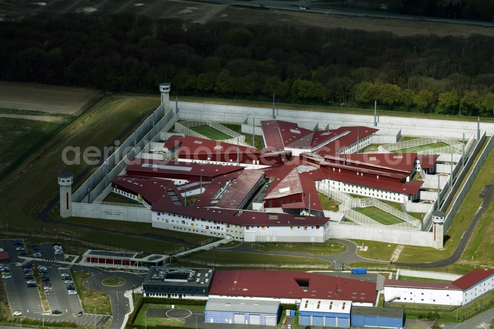 Lens Vendin-le-Vieil from the bird's eye view: Prison grounds and high security fence Prison in Lens Vendin-le-Vieil in Nord-Pas-de-Calais Picardy, France