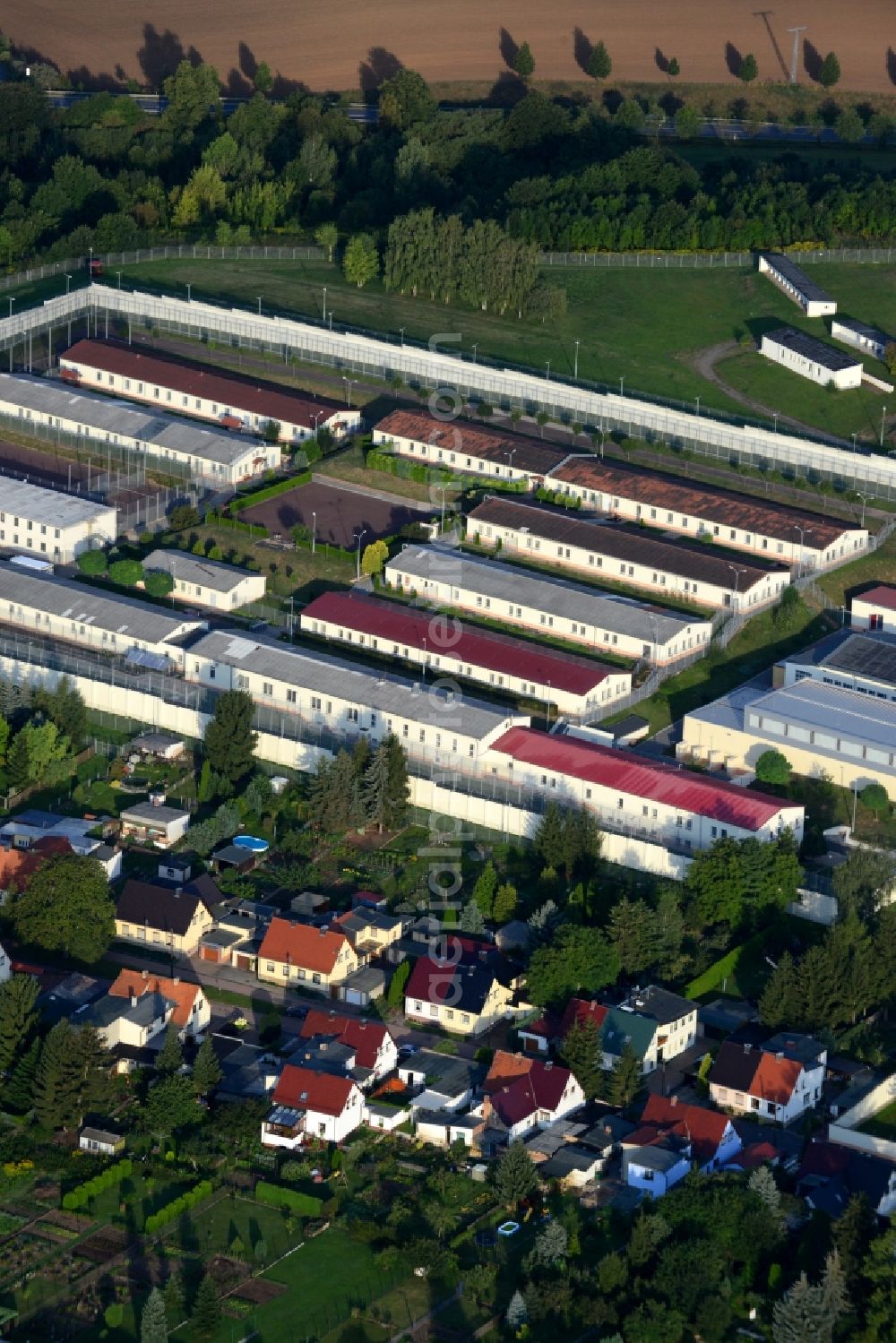 Aerial photograph Lutherstadt Eisleben, Volkstedt - Prison grounds and high security fence Prison in Lutherstadt Eisleben, Volkstedt in the state Saxony-Anhalt