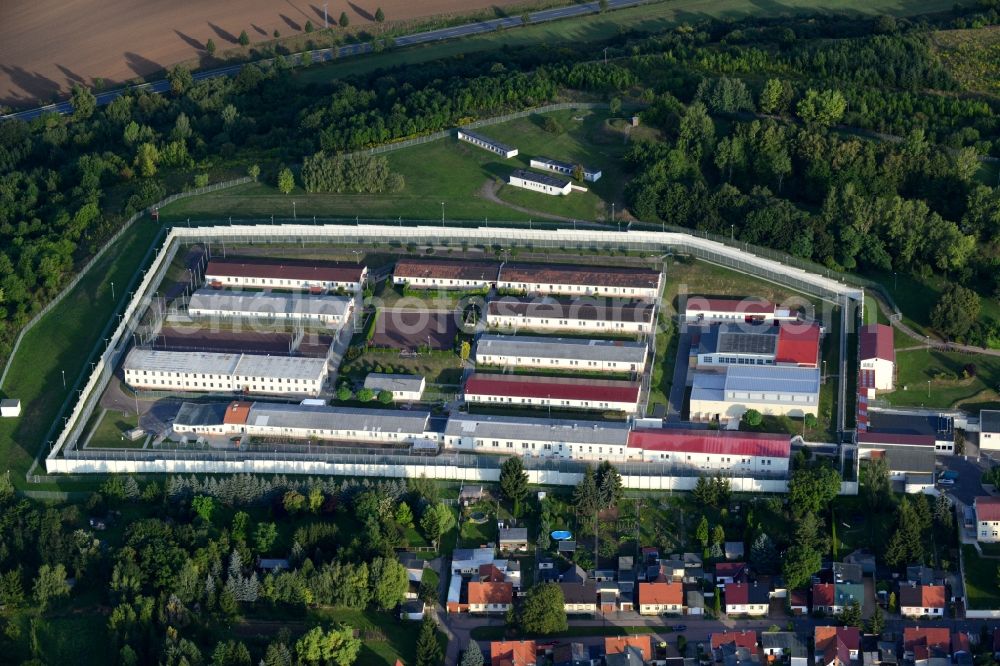 Lutherstadt Eisleben, Volkstedt from the bird's eye view: Prison grounds and high security fence Prison in Lutherstadt Eisleben, Volkstedt in the state Saxony-Anhalt