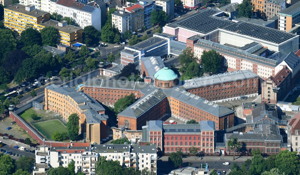 Aerial photograph Berlin - Prison grounds and high security fence Prison Moabit in Alt-Moabit in Berlin