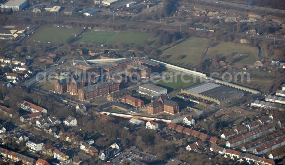 Bremen from above - Prison grounds and high security fence Prison Oslebshausen in the district Oslebshausen in Bremen