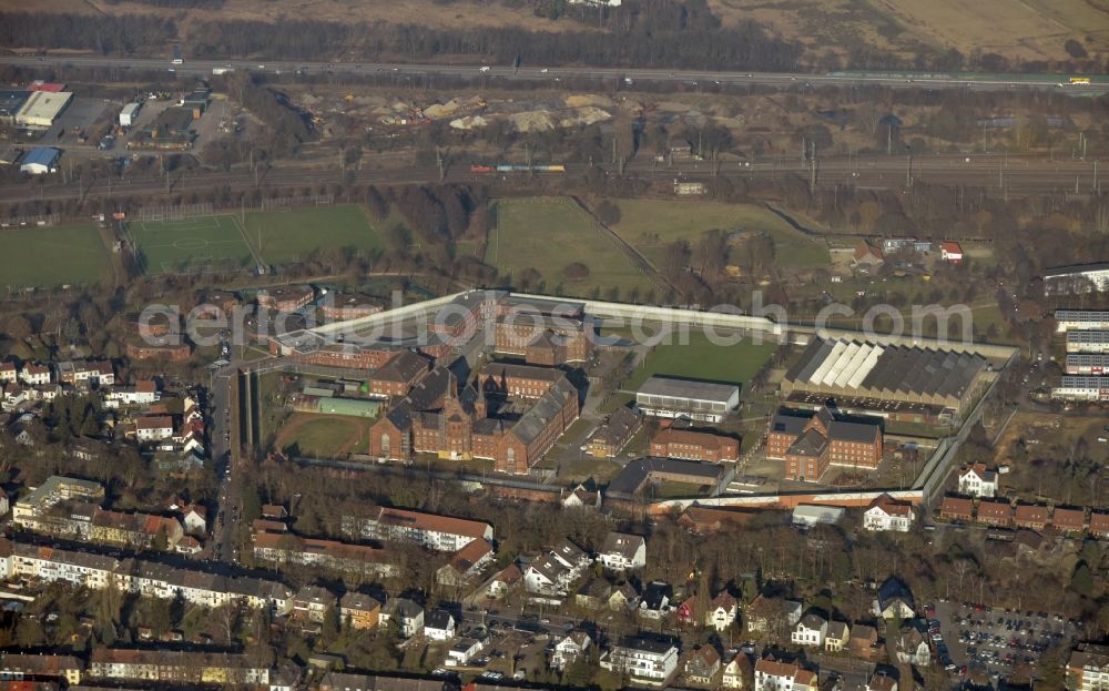 Bremen from the bird's eye view: Prison grounds and high security fence Prison Oslebshausen in the district Oslebshausen in Bremen