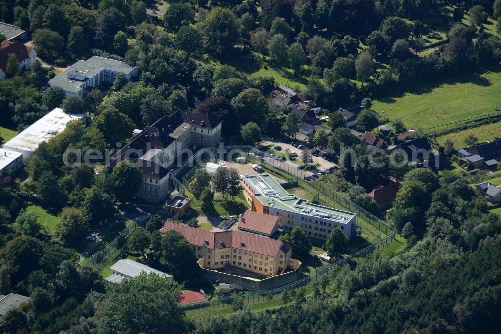 Aerial photograph Schleswig - Prison grounds and high security fence Prison in Schleswig in the state Schleswig-Holstein