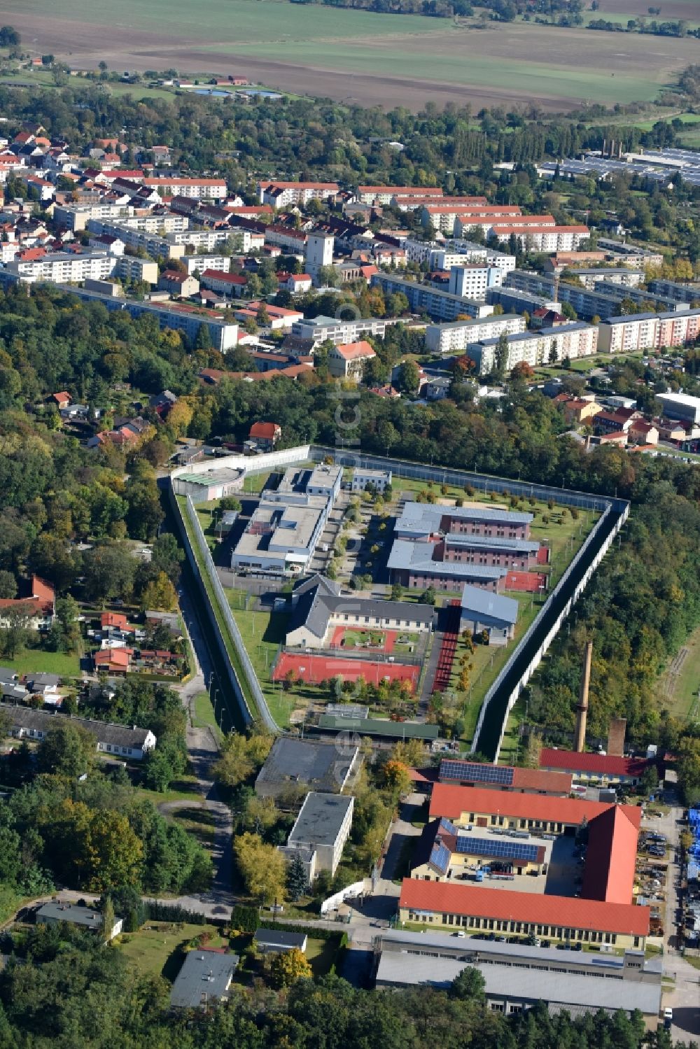 Wriezen from the bird's eye view: Prison grounds and high security fence Prison on Schulzendorfer Strasse in Wriezen in the state Brandenburg, Germany