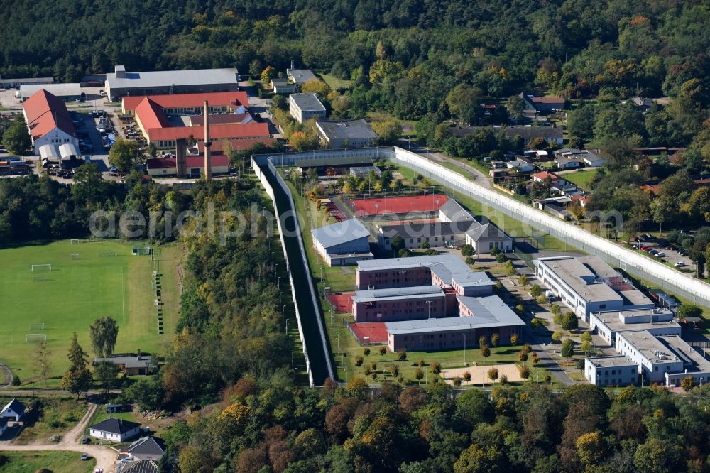 Aerial photograph Wriezen - Prison grounds and high security fence Prison on Schulzendorfer Strasse in Wriezen in the state Brandenburg, Germany