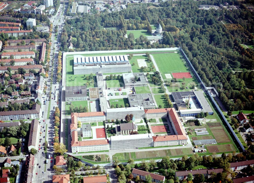 München from the bird's eye view: Prison grounds and security fencing of JVA Prison at Stadelheimer Strasse in Munich, Giesing, in the state of Bavaria