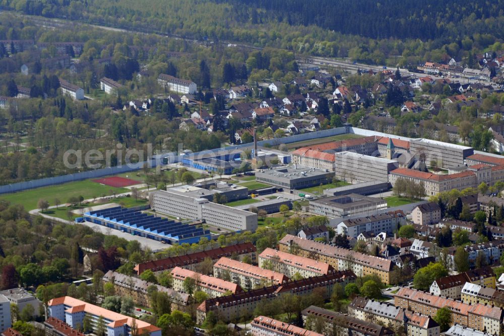 München from the bird's eye view: Prison grounds and security fencing of JVA Prison at Stadelheimer Strasse in Munich, Giesing, in the state of Bavaria