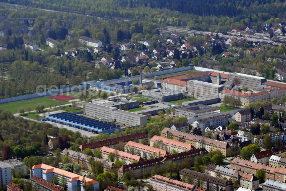 Aerial photograph München - Prison grounds and security fencing of JVA Prison at Stadelheimer Strasse in Munich, Giesing, in the state of Bavaria