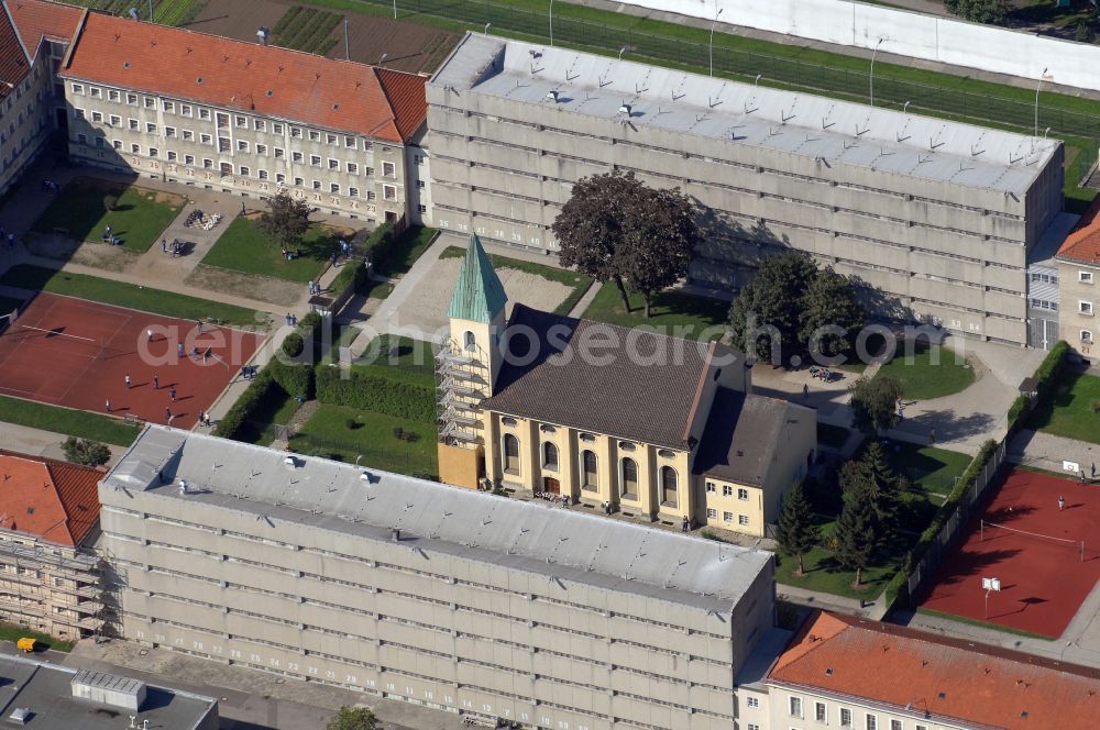 München from the bird's eye view: Prison grounds and security fencing of JVA Prison at Stadelheimer Strasse in Munich, Giesing, in the state of Bavaria