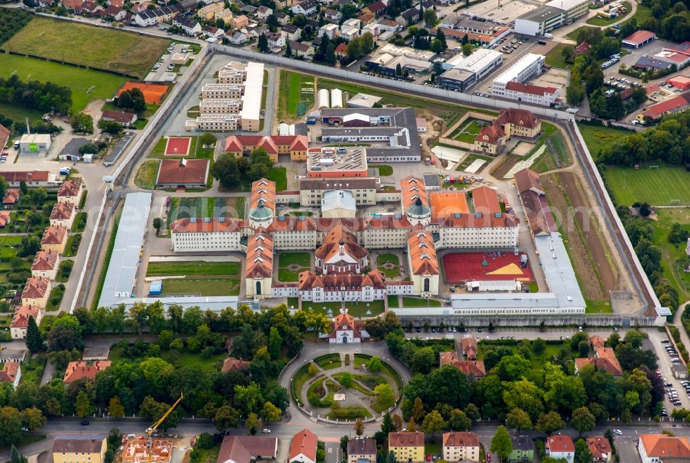 Straubing from the bird's eye view: Prison grounds and high security fence Prison in Straubing in the state Bavaria