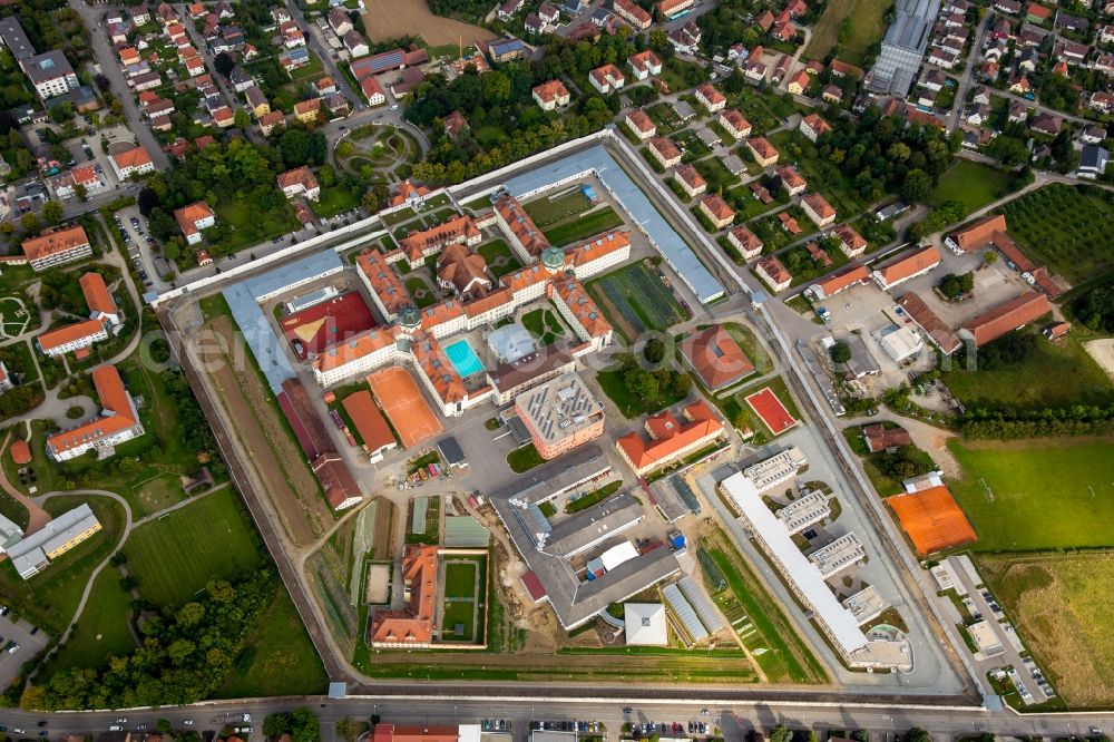 Aerial photograph Straubing - Prison grounds and high security fence Prison in Straubing in the state Bavaria