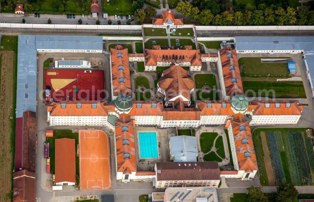 Straubing from the bird's eye view: Prison grounds and high security fence Prison in Straubing in the state Bavaria