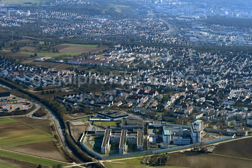 Aerial photograph Stuttgart - Prison grounds and high security fence Prison Stuttgart along the Asperger Strasse in the district Stammheim in Stuttgart in the state Baden-Wurttemberg, Germany