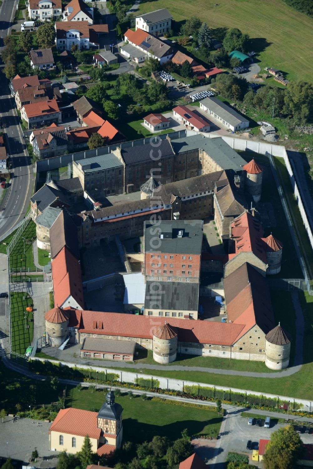 Aerial photograph Untermaßfeld - Prison grounds and high security fence Prison in Untermassfeld in the state Thuringia