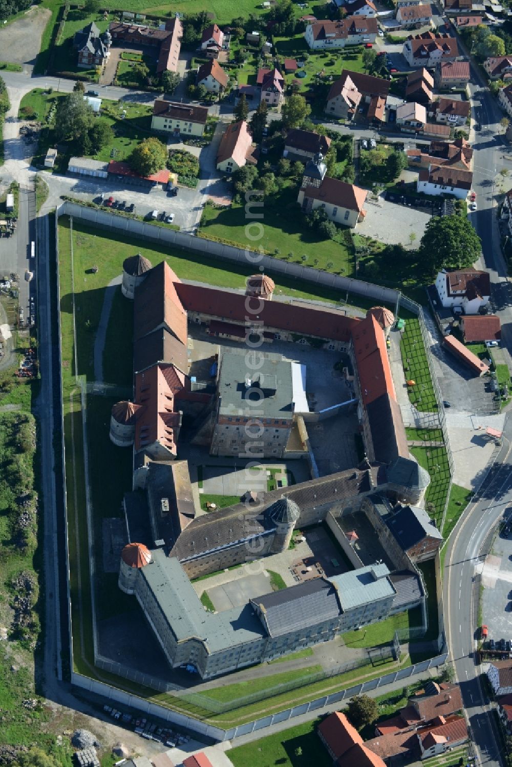 Aerial photograph Untermaßfeld - Prison grounds and high security fence Prison in Untermassfeld in the state Thuringia