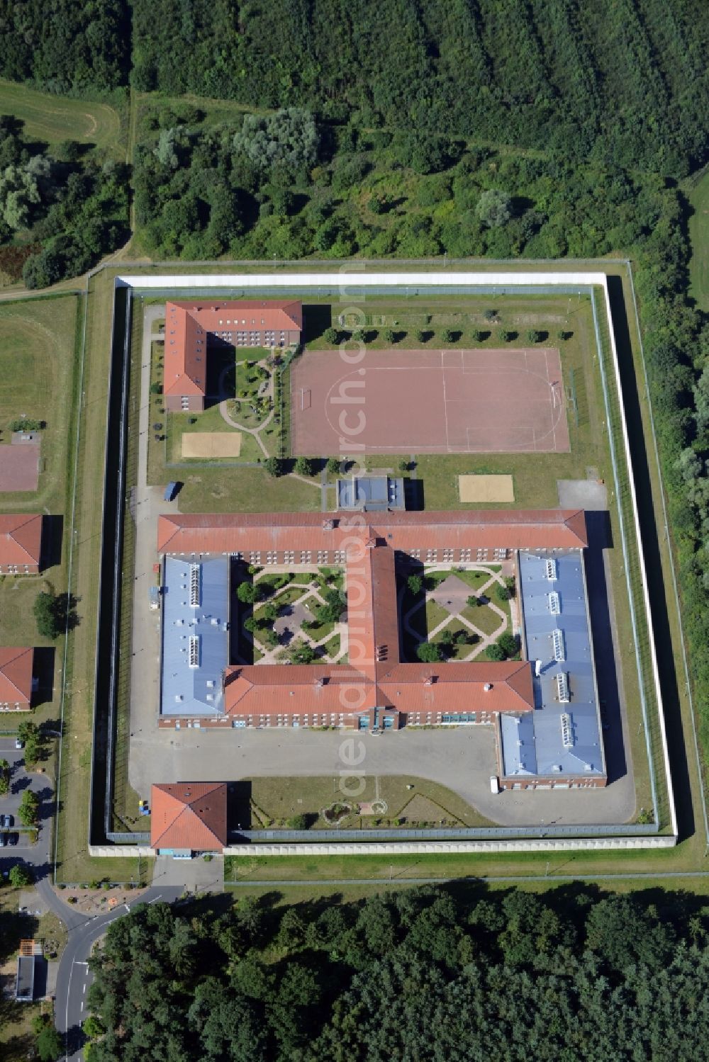 Aerial photograph Dummerstorf - Prison grounds and high security fence Prison Waldeck in Dummerstorf in the state Mecklenburg - Western Pomerania