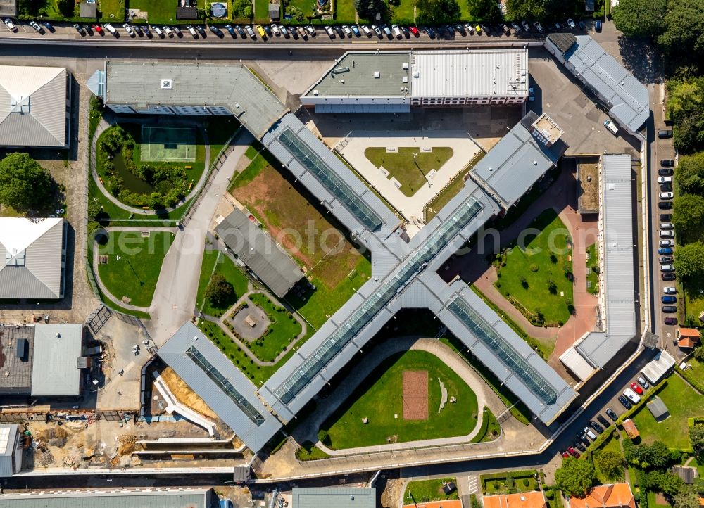 Aerial photograph Werl - Prison grounds and high security fence Prison in Werl in the state North Rhine-Westphalia