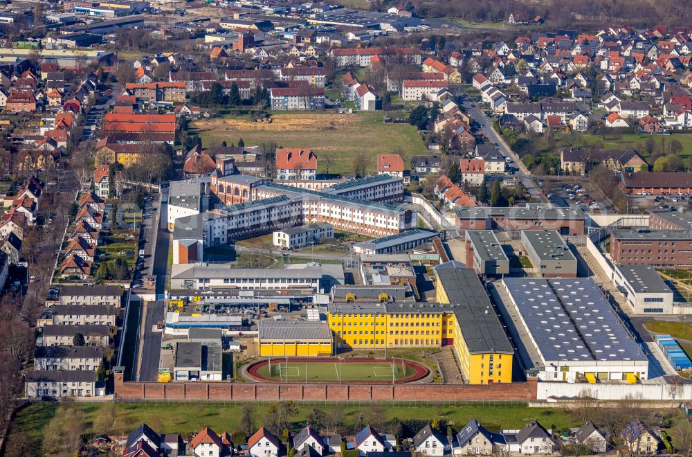 Aerial photograph Werl - Prison area and security fence of the correctional facility JVA on the Belgische Strasse in Werl in the state North Rhine-Westphalia