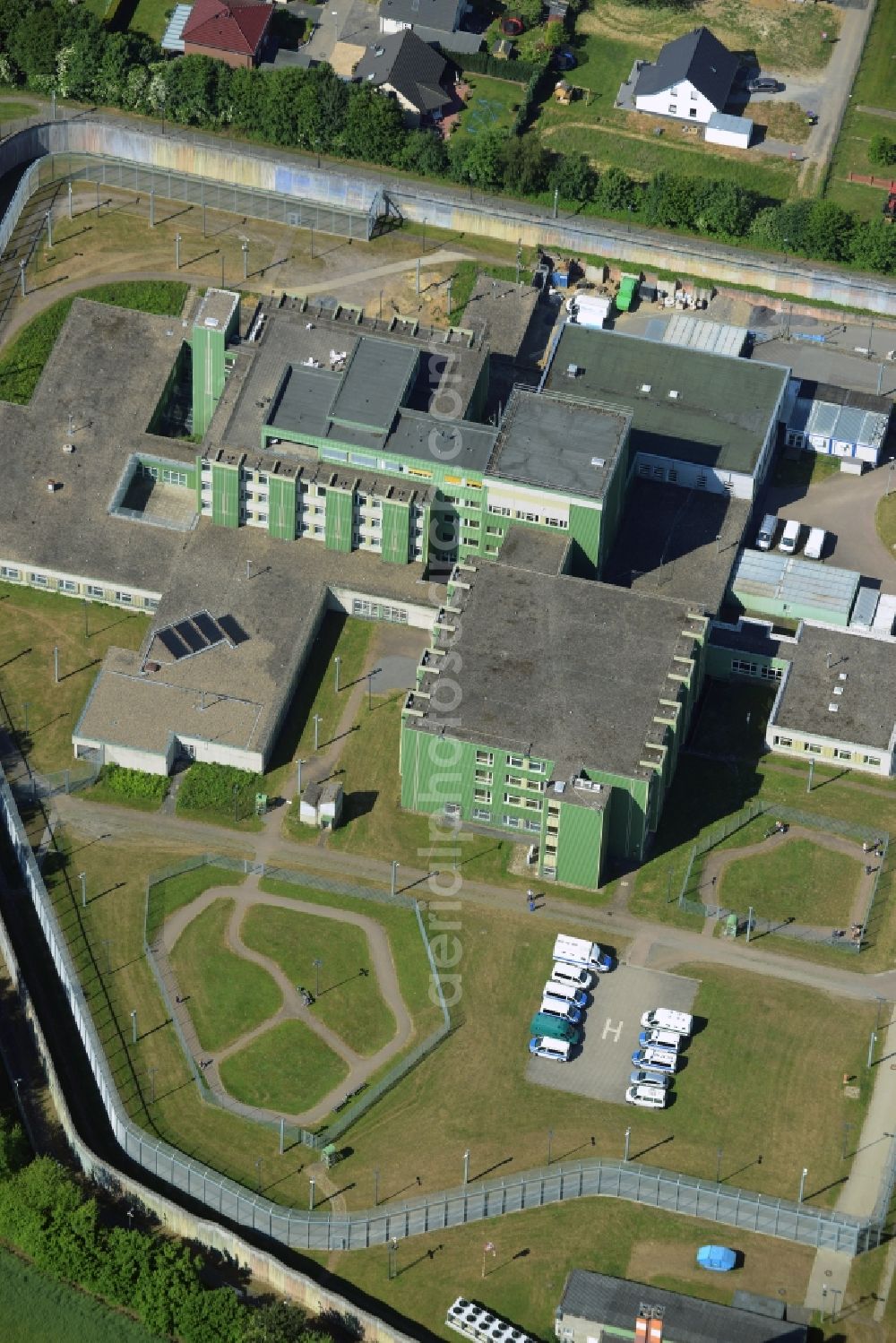 Aerial photograph Fröndenberg/Ruhr - Prison premises and secure fencing of the JVA - correctional hospital - prison hospital in Froendenberg/Ruhr in the state North Rhine-Westphalia