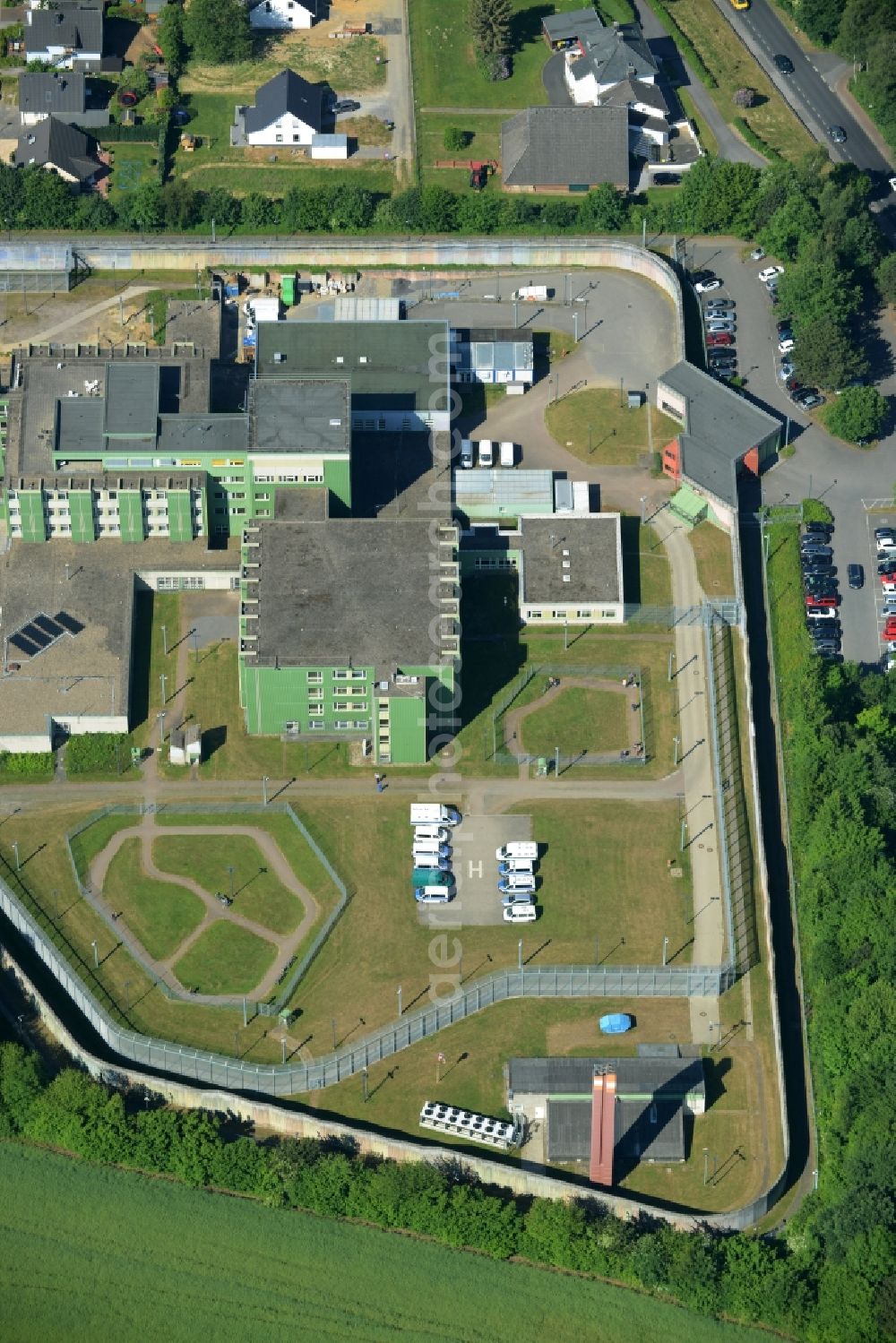 Aerial photograph Fröndenberg/Ruhr - Prison premises and secure fencing of the JVA - correctional hospital - prison hospital in Froendenberg/Ruhr in the state North Rhine-Westphalia