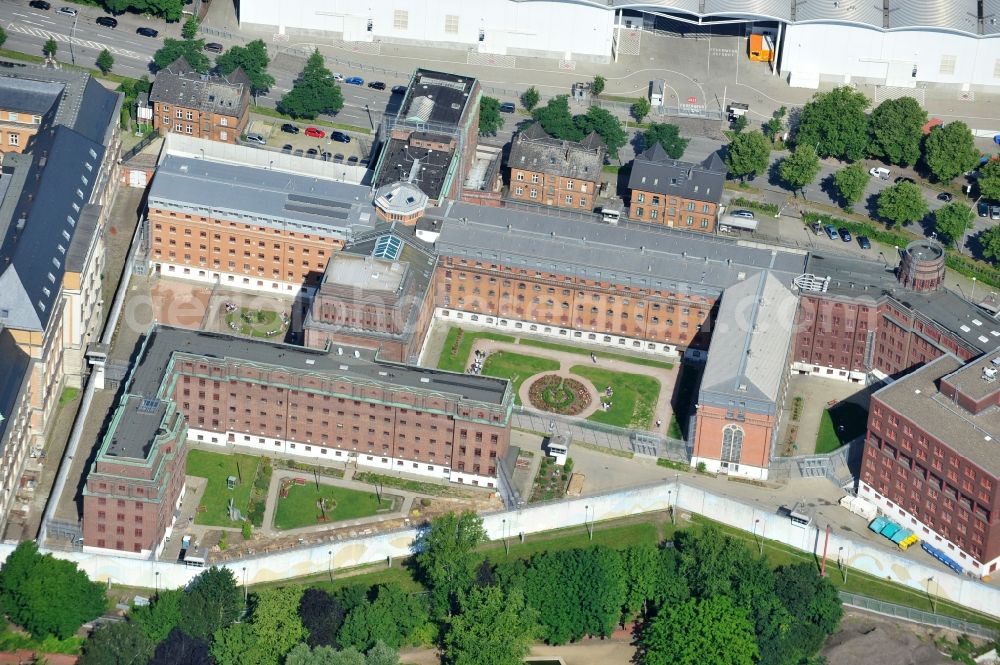 Aerial photograph Hamburg - The grounds of the prison remand center in Hamburg. The detention center in Hamburg, is an institution of the closed operation with a central hospital