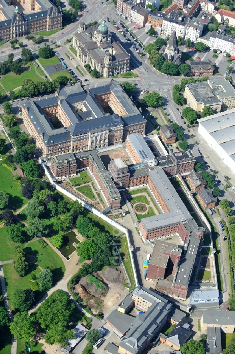 Hamburg from the bird's eye view: The grounds of the prison remand center in Hamburg. The detention center in Hamburg, is an institution of the closed operation with a central hospital