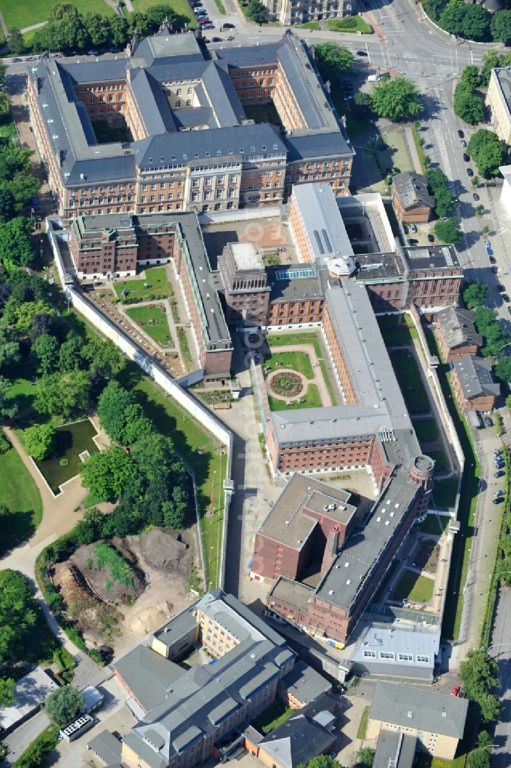 Aerial image Hamburg - The grounds of the prison remand center in Hamburg. The detention center in Hamburg, is an institution of the closed operation with a central hospital