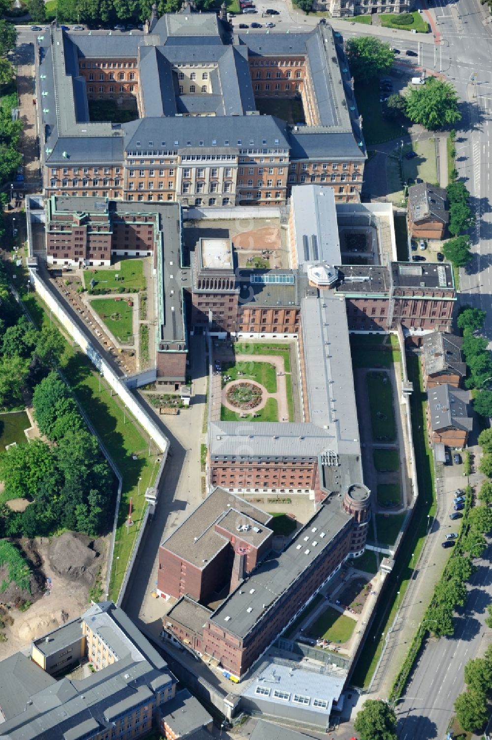 Aerial photograph Hamburg - The grounds of the prison remand center in Hamburg. The detention center in Hamburg, is an institution of the closed operation with a central hospital