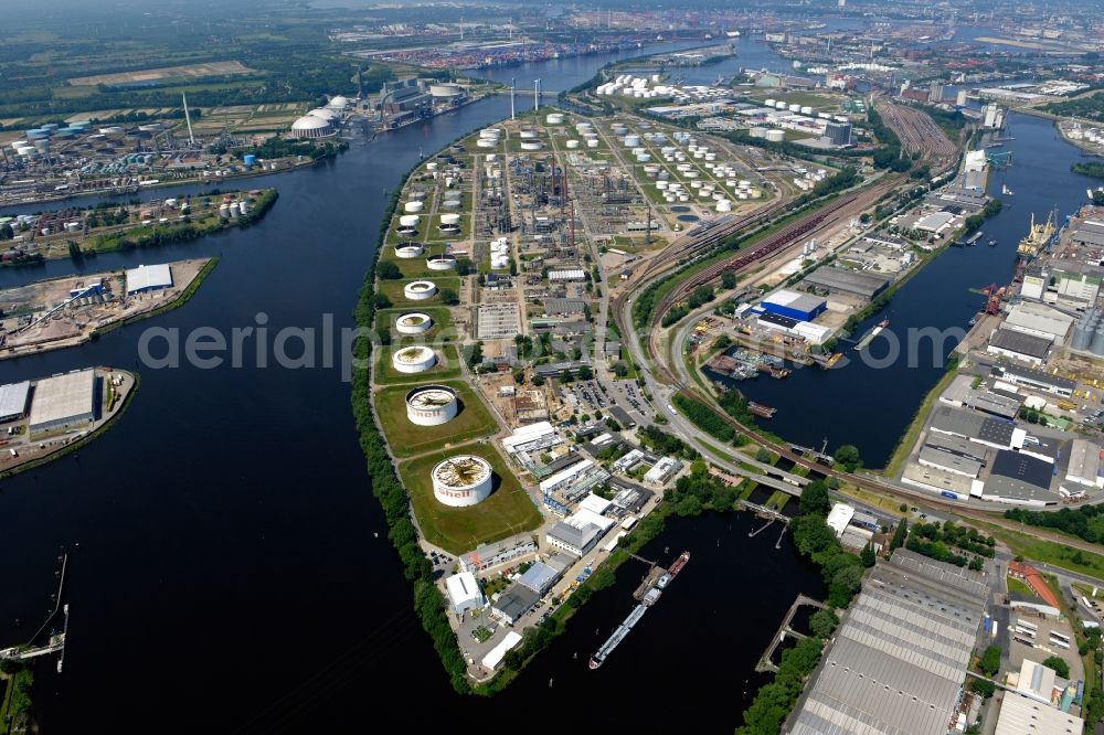 Hamburg from the bird's eye view: Premises for mineral oil storage with tanks and industrial facilities on Hohe Schaarhafen in Hamburg, Germany