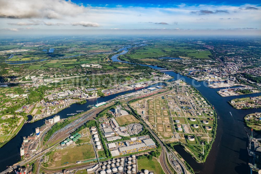 Aerial image Hamburg - Premises for mineral oil storage with tanks and industrial facilities on Hohe Schaarhafen in Hamburg, Germany