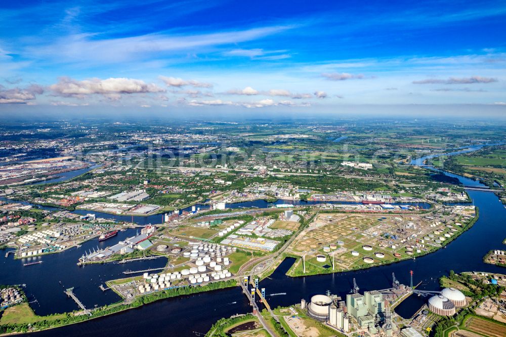 Hamburg from the bird's eye view: Premises for mineral oil storage with tanks and industrial facilities on Hohe Schaarhafen in Hamburg, Germany