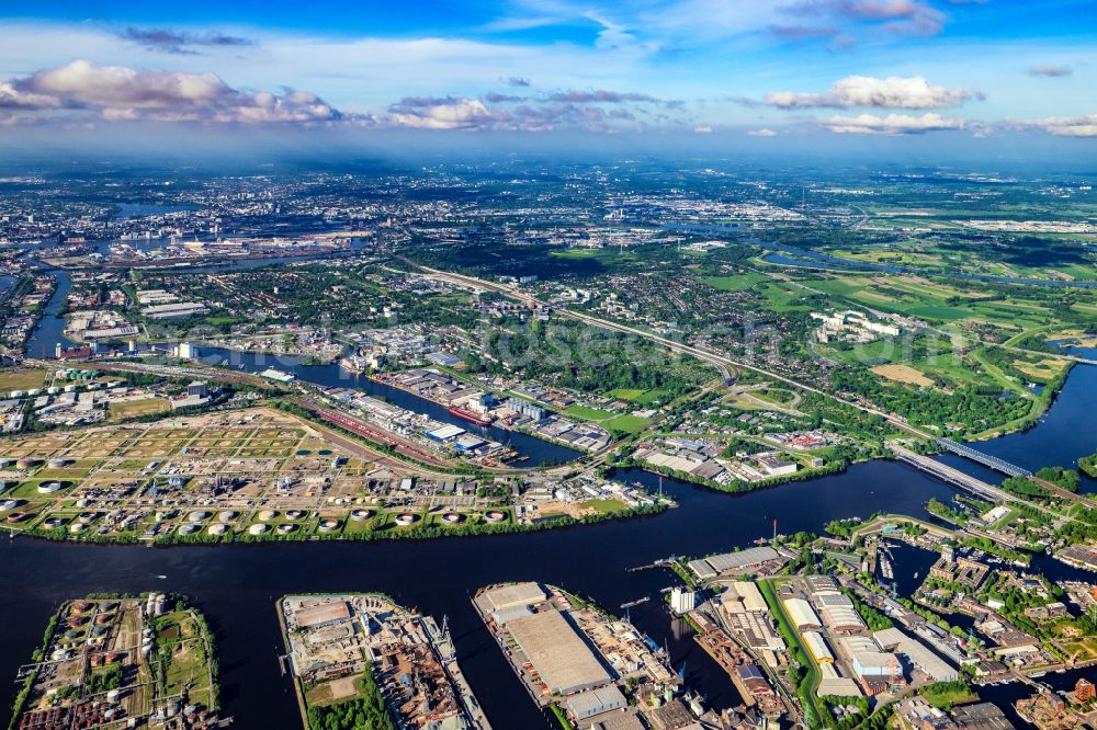 Hamburg from the bird's eye view: Premises for mineral oil storage with tanks and industrial facilities on Hohe Schaarhafen in Hamburg, Germany