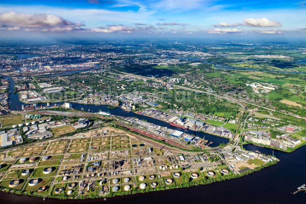 Aerial image Hamburg - Premises for mineral oil storage with tanks and industrial facilities on Hohe Schaarhafen in Hamburg, Germany