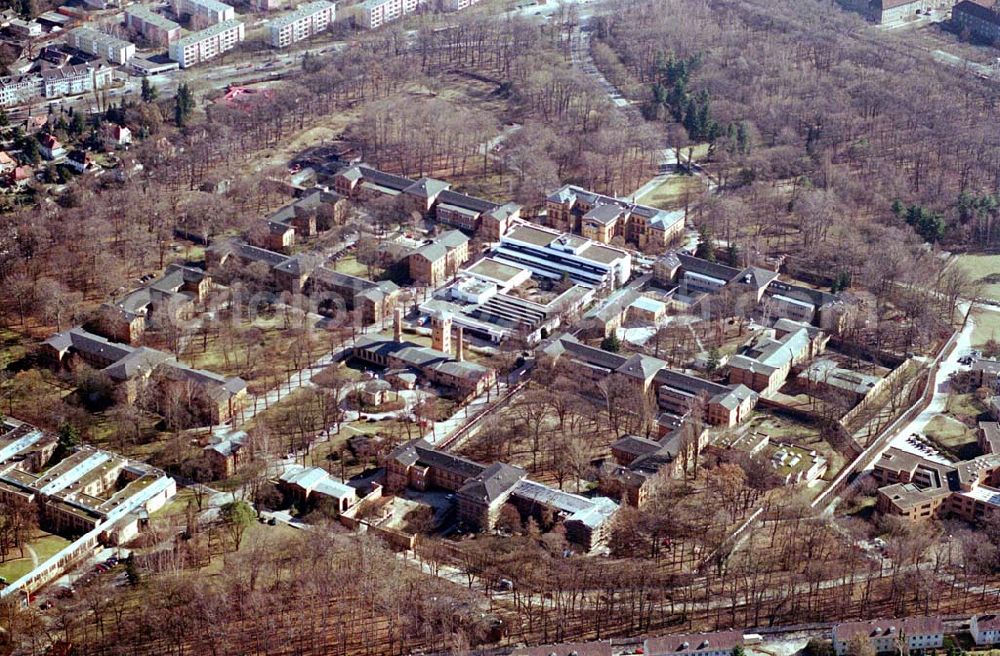 Aerial photograph Berlin - Reinickendorf - Gelände der Karl-Bonhoeffer-Nervenklinik am gleichnamigen S-und U-Bahnhof an der Oranienburger Straße / Eichborndamm in Berlin Reinickendorf, nordöstlich des Flughafens Berlin-Tegel.