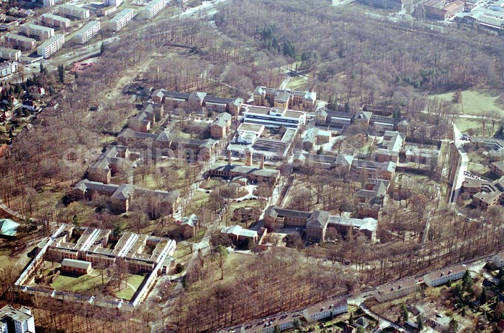 Aerial photograph Berlin - Reinickendorf - Gelände der Karl-Bonhoeffer-Nervenklinik am gleichnamigen S-und U-Bahnhof an der Oranienburger Straße / Eichborndamm in Berlin Reinickendorf, nordöstlich des Flughafens Berlin-Tegel.