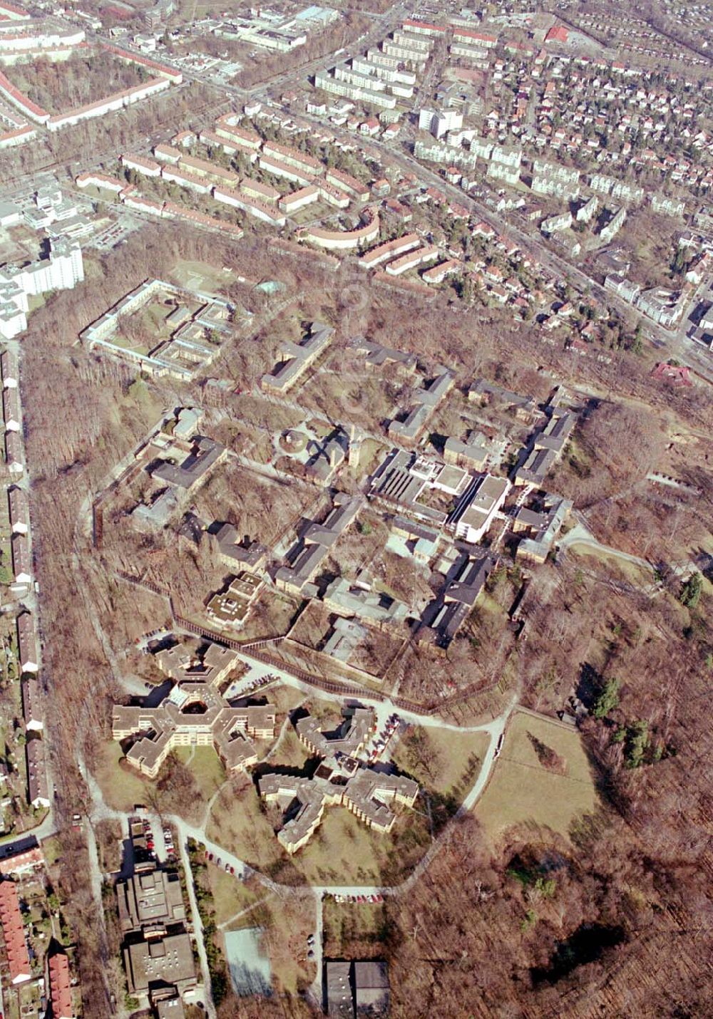 Aerial image Berlin - Reinickendorf - Gelände der Karl-Bonhoeffer-Nervenklinik am gleichnamigen S-und U-Bahnhof an der Oranienburger Straße / Eichborndamm in Berlin Reinickendorf, nordöstlich des Flughafens Berlin-Tegel.