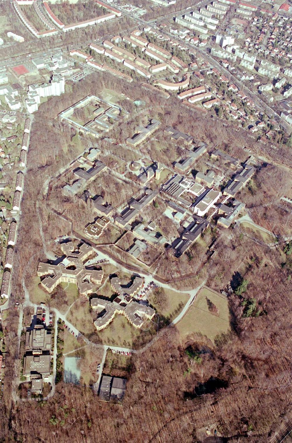 Aerial photograph Berlin - Reinickendorf - Gelände der Karl-Bonhoeffer-Nervenklinik am gleichnamigen S-und U-Bahnhof an der Oranienburger Straße / Eichborndamm in Berlin Reinickendorf, nordöstlich des Flughafens Berlin-Tegel.