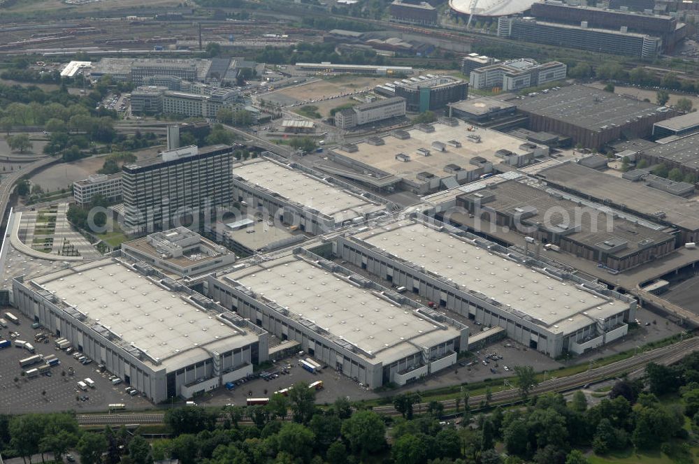 Aerial image KÖLN - Blick auf das Gelände der Kölnmesse östlich des Rheins. Sie ist ein wichtiger Faktor für den Wirtschaft Kölns und den Wirtschaftsstandort Köln. Die Koelnmesse organisiert regelmäßig über 70 Messen im In- und Ausland. 25 davon gelten als die bedeutendsten Messen im jeweiligen Wirtschaftszweig. Somit ist die Koelnmesse größter Veranstalter von Messen auf einem eigenen Gelände und, gemessen an ihrer Ausstellungsfläche, die viert größte Messe weltweit. Jährlich werden rund 2,3 Millionen Besucher aus fast 200 Ländern gezählt. Das Gelände bietet Kapazitäten für Tagungen mit über 19.500 Teilnehmern und den Rahmen für Kongresse mit begleitenden Ausstellungen.