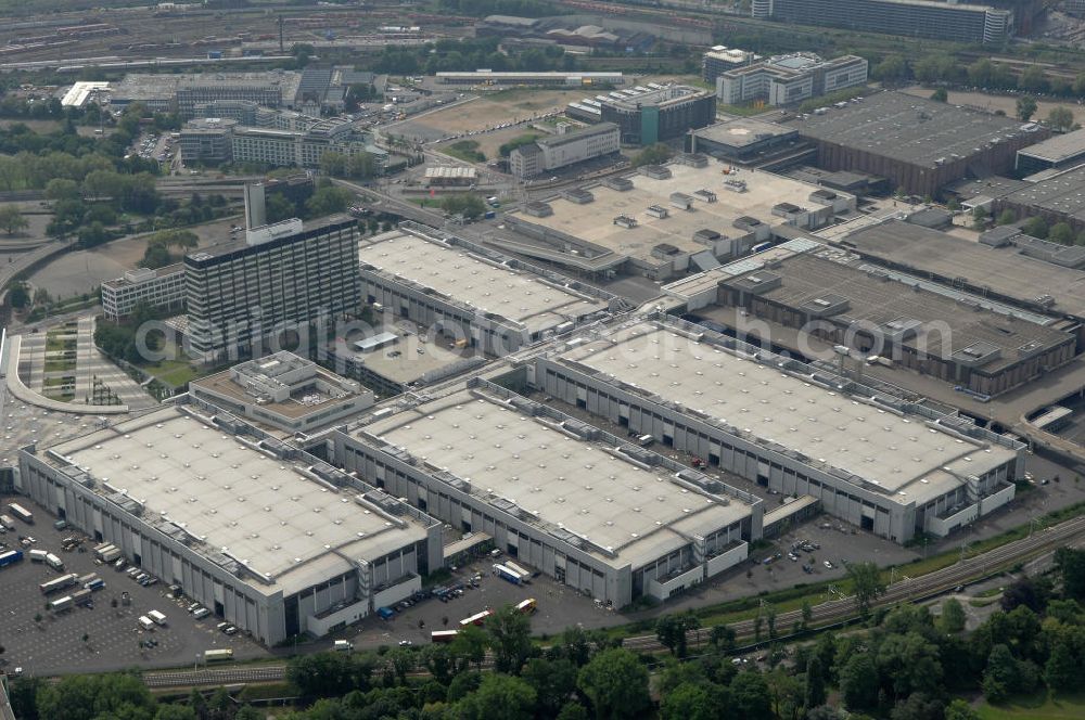 Aerial photograph KÖLN - Blick auf das Gelände der Kölnmesse östlich des Rheins. Sie ist ein wichtiger Faktor für den Wirtschaft Kölns und den Wirtschaftsstandort Köln. Die Koelnmesse organisiert regelmäßig über 70 Messen im In- und Ausland. 25 davon gelten als die bedeutendsten Messen im jeweiligen Wirtschaftszweig. Somit ist die Koelnmesse größter Veranstalter von Messen auf einem eigenen Gelände und, gemessen an ihrer Ausstellungsfläche, die viert größte Messe weltweit. Jährlich werden rund 2,3 Millionen Besucher aus fast 200 Ländern gezählt. Das Gelände bietet Kapazitäten für Tagungen mit über 19.500 Teilnehmern und den Rahmen für Kongresse mit begleitenden Ausstellungen.