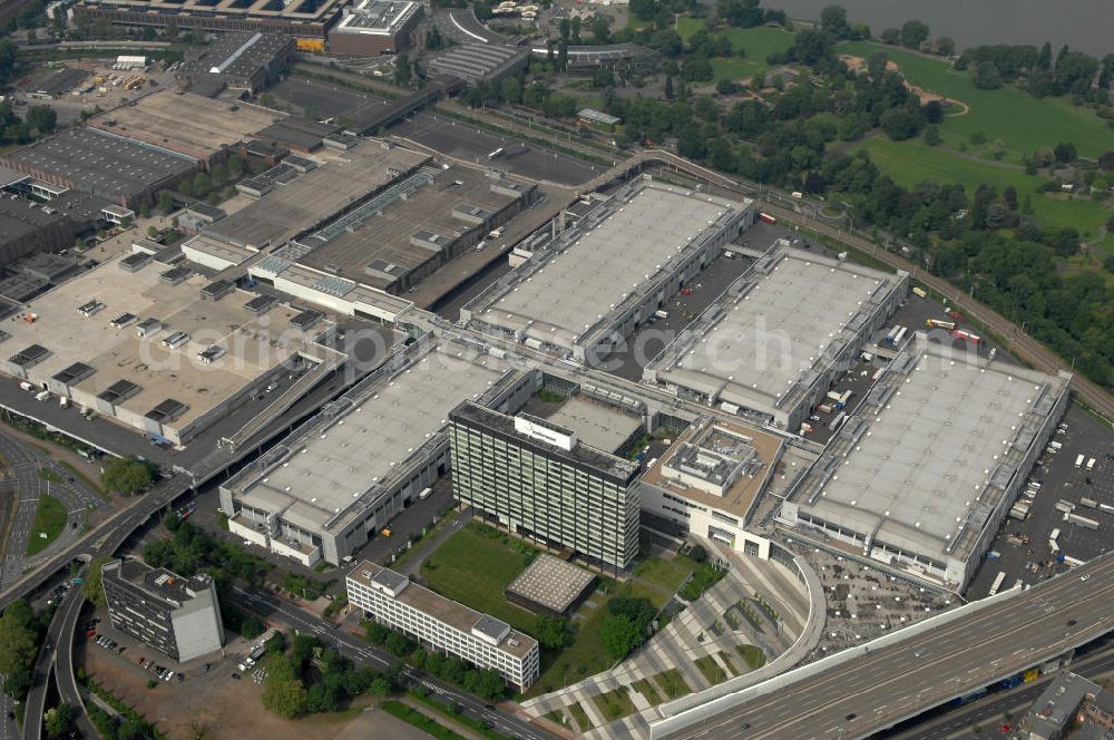 Aerial image KÖLN - Blick auf das Gelände der Kölnmesse östlich des Rheins. Sie ist ein wichtiger Faktor für den Wirtschaft Kölns und den Wirtschaftsstandort Köln. Die Koelnmesse organisiert regelmäßig über 70 Messen im In- und Ausland. 25 davon gelten als die bedeutendsten Messen im jeweiligen Wirtschaftszweig. Somit ist die Koelnmesse größter Veranstalter von Messen auf einem eigenen Gelände und, gemessen an ihrer Ausstellungsfläche, die viert größte Messe weltweit. Jährlich werden rund 2,3 Millionen Besucher aus fast 200 Ländern gezählt. Das Gelände bietet Kapazitäten für Tagungen mit über 19.500 Teilnehmern und den Rahmen für Kongresse mit begleitenden Ausstellungen.