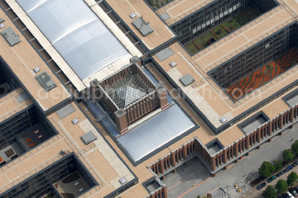 Aerial image KÖLN - Blick auf das Gelände der Kölnmesse östlich des Rheins. Sie ist ein wichtiger Faktor für den Wirtschaft Kölns und den Wirtschaftsstandort Köln. Die Koelnmesse organisiert regelmäßig über 70 Messen im In- und Ausland. 25 davon gelten als die bedeutendsten Messen im jeweiligen Wirtschaftszweig. Somit ist die Koelnmesse größter Veranstalter von Messen auf einem eigenen Gelände und, gemessen an ihrer Ausstellungsfläche, die viert größte Messe weltweit. Jährlich werden rund 2,3 Millionen Besucher aus fast 200 Ländern gezählt. Das Gelände bietet Kapazitäten für Tagungen mit über 19.500 Teilnehmern und den Rahmen für Kongresse mit begleitenden Ausstellungen.