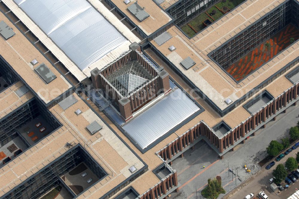 Aerial photograph KÖLN - Blick auf das Gelände der Kölnmesse östlich des Rheins. Sie ist ein wichtiger Faktor für den Wirtschaft Kölns und den Wirtschaftsstandort Köln. Die Koelnmesse organisiert regelmäßig über 70 Messen im In- und Ausland. 25 davon gelten als die bedeutendsten Messen im jeweiligen Wirtschaftszweig. Somit ist die Koelnmesse größter Veranstalter von Messen auf einem eigenen Gelände und, gemessen an ihrer Ausstellungsfläche, die viert größte Messe weltweit. Jährlich werden rund 2,3 Millionen Besucher aus fast 200 Ländern gezählt. Das Gelände bietet Kapazitäten für Tagungen mit über 19.500 Teilnehmern und den Rahmen für Kongresse mit begleitenden Ausstellungen.