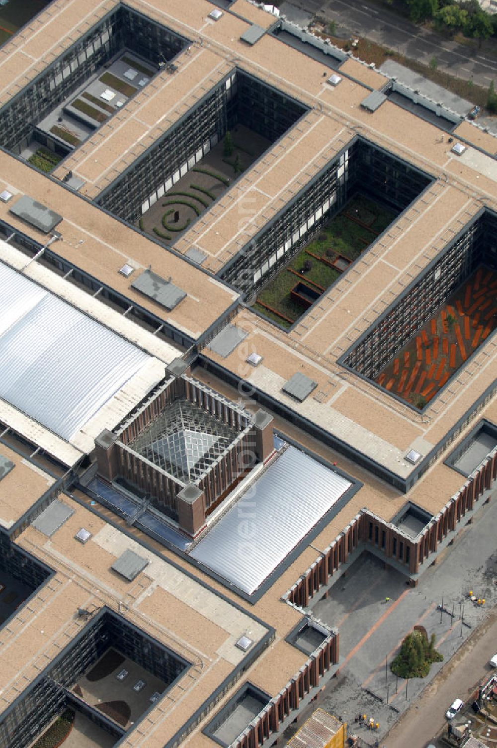 KÖLN from above - Blick auf das Gelände der Kölnmesse östlich des Rheins. Sie ist ein wichtiger Faktor für den Wirtschaft Kölns und den Wirtschaftsstandort Köln. Die Koelnmesse organisiert regelmäßig über 70 Messen im In- und Ausland. 25 davon gelten als die bedeutendsten Messen im jeweiligen Wirtschaftszweig. Somit ist die Koelnmesse größter Veranstalter von Messen auf einem eigenen Gelände und, gemessen an ihrer Ausstellungsfläche, die viert größte Messe weltweit. Jährlich werden rund 2,3 Millionen Besucher aus fast 200 Ländern gezählt. Das Gelände bietet Kapazitäten für Tagungen mit über 19.500 Teilnehmern und den Rahmen für Kongresse mit begleitenden Ausstellungen.