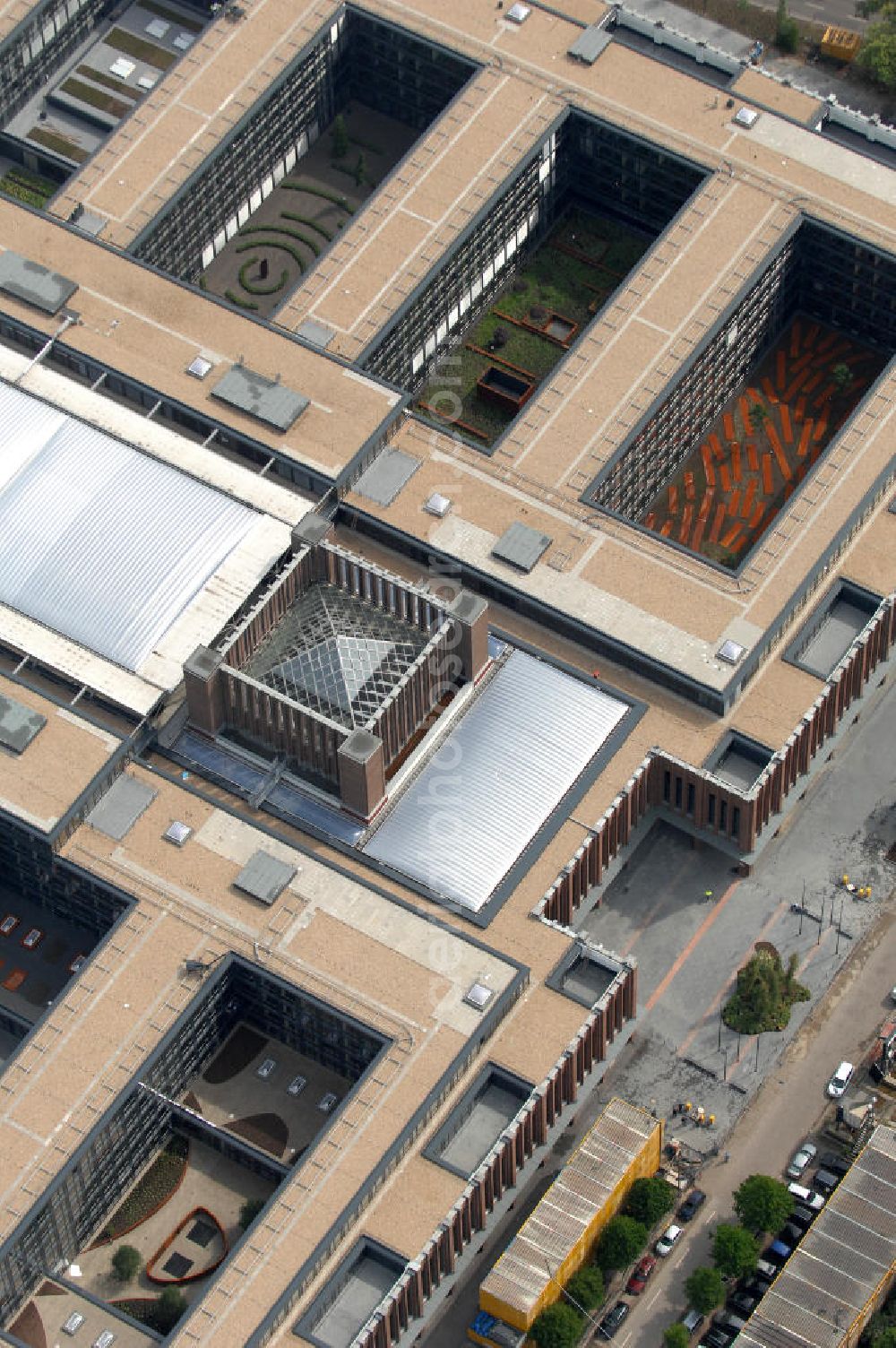 KÖLN from the bird's eye view: Blick auf das Gelände der Kölnmesse östlich des Rheins. Sie ist ein wichtiger Faktor für den Wirtschaft Kölns und den Wirtschaftsstandort Köln. Die Koelnmesse organisiert regelmäßig über 70 Messen im In- und Ausland. 25 davon gelten als die bedeutendsten Messen im jeweiligen Wirtschaftszweig. Somit ist die Koelnmesse größter Veranstalter von Messen auf einem eigenen Gelände und, gemessen an ihrer Ausstellungsfläche, die viert größte Messe weltweit. Jährlich werden rund 2,3 Millionen Besucher aus fast 200 Ländern gezählt. Das Gelände bietet Kapazitäten für Tagungen mit über 19.500 Teilnehmern und den Rahmen für Kongresse mit begleitenden Ausstellungen.