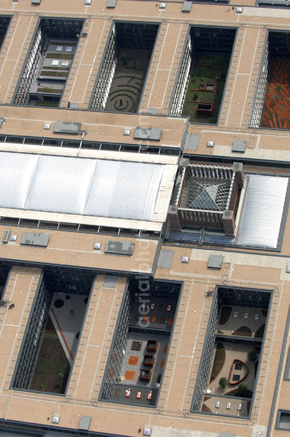 Aerial image KÖLN - Blick auf das Gelände der Kölnmesse östlich des Rheins. Sie ist ein wichtiger Faktor für den Wirtschaft Kölns und den Wirtschaftsstandort Köln. Die Koelnmesse organisiert regelmäßig über 70 Messen im In- und Ausland. 25 davon gelten als die bedeutendsten Messen im jeweiligen Wirtschaftszweig. Somit ist die Koelnmesse größter Veranstalter von Messen auf einem eigenen Gelände und, gemessen an ihrer Ausstellungsfläche, die viert größte Messe weltweit. Jährlich werden rund 2,3 Millionen Besucher aus fast 200 Ländern gezählt. Das Gelände bietet Kapazitäten für Tagungen mit über 19.500 Teilnehmern und den Rahmen für Kongresse mit begleitenden Ausstellungen.