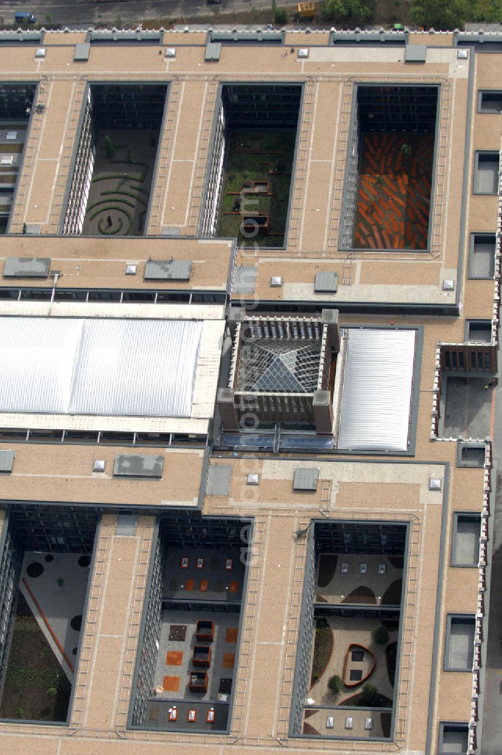 Aerial photograph KÖLN - Blick auf das Gelände der Kölnmesse östlich des Rheins. Sie ist ein wichtiger Faktor für den Wirtschaft Kölns und den Wirtschaftsstandort Köln. Die Koelnmesse organisiert regelmäßig über 70 Messen im In- und Ausland. 25 davon gelten als die bedeutendsten Messen im jeweiligen Wirtschaftszweig. Somit ist die Koelnmesse größter Veranstalter von Messen auf einem eigenen Gelände und, gemessen an ihrer Ausstellungsfläche, die viert größte Messe weltweit. Jährlich werden rund 2,3 Millionen Besucher aus fast 200 Ländern gezählt. Das Gelände bietet Kapazitäten für Tagungen mit über 19.500 Teilnehmern und den Rahmen für Kongresse mit begleitenden Ausstellungen.