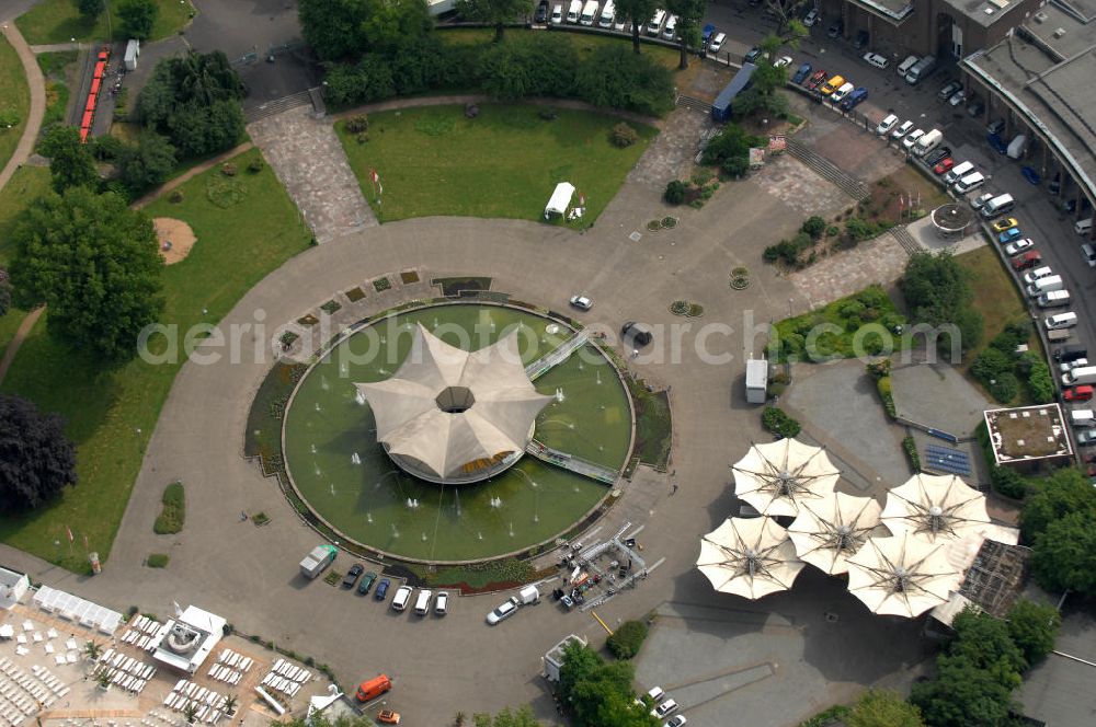 Aerial photograph KÖLN - Blick auf das Gelände der Kölnmesse östlich des Rheins. Sie ist ein wichtiger Faktor für den Wirtschaft Kölns und den Wirtschaftsstandort Köln. Die Koelnmesse organisiert regelmäßig über 70 Messen im In- und Ausland. 25 davon gelten als die bedeutendsten Messen im jeweiligen Wirtschaftszweig. Somit ist die Koelnmesse größter Veranstalter von Messen auf einem eigenen Gelände und, gemessen an ihrer Ausstellungsfläche, die viert größte Messe weltweit. Jährlich werden rund 2,3 Millionen Besucher aus fast 200 Ländern gezählt. Das Gelände bietet Kapazitäten für Tagungen mit über 19.500 Teilnehmern und den Rahmen für Kongresse mit begleitenden Ausstellungen.