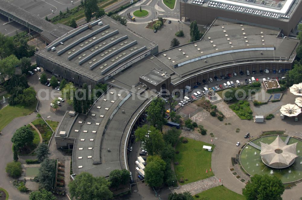 Aerial image KÖLN - Blick auf das Gelände der Kölnmesse östlich des Rheins. Sie ist ein wichtiger Faktor für den Wirtschaft Kölns und den Wirtschaftsstandort Köln. Die Koelnmesse organisiert regelmäßig über 70 Messen im In- und Ausland. 25 davon gelten als die bedeutendsten Messen im jeweiligen Wirtschaftszweig. Somit ist die Koelnmesse größter Veranstalter von Messen auf einem eigenen Gelände und, gemessen an ihrer Ausstellungsfläche, die viert größte Messe weltweit. Jährlich werden rund 2,3 Millionen Besucher aus fast 200 Ländern gezählt. Das Gelände bietet Kapazitäten für Tagungen mit über 19.500 Teilnehmern und den Rahmen für Kongresse mit begleitenden Ausstellungen.